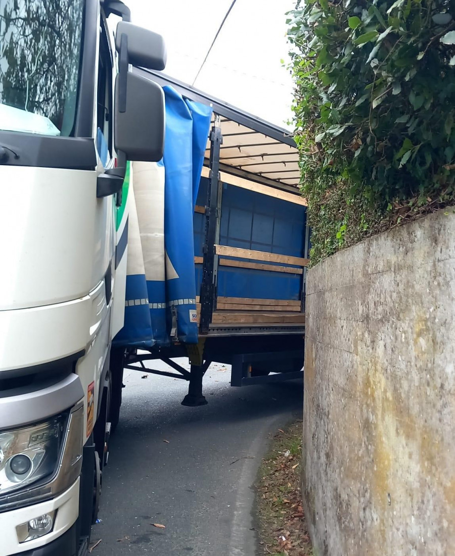 Un camión se queda atrapado en un camino por seguir las indicaciones del GPS
