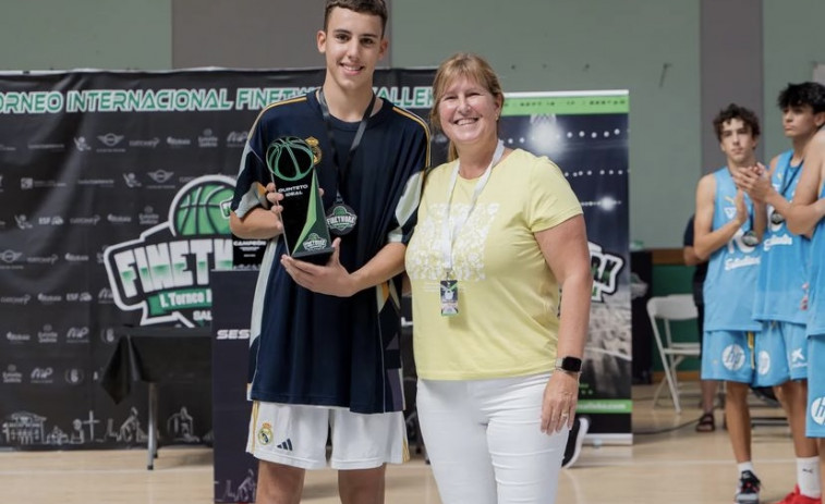 Pablo Mera, MVP del torneo Finetwork Salleko con el Madrid