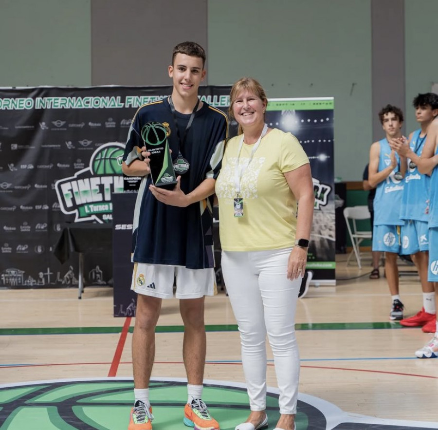 Pablo Mera, MVP del torneo Finetwork Salleko con el Madrid