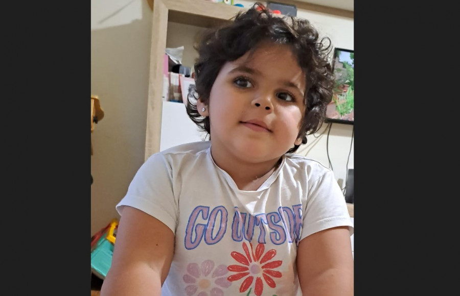 En busca de empresas que adquieran tapones para ayudar a la pequeña Emma de Pontedeume