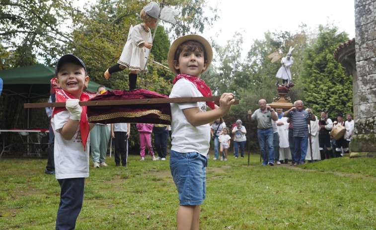 La subida a Breamo por San Miguel pone fin al festivo verano en Pontedeume