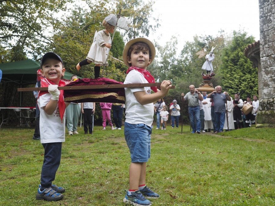 La subida a Breamo por San Miguel pone fin al festivo verano en Pontedeume