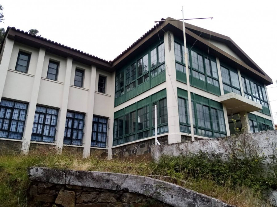 Cedeira adjudica las obras del albergue en la antigua escuela unitaria de Santalla