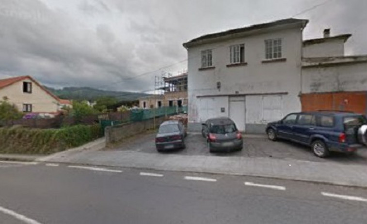 Cinco heridos en Pontedeume, tras sufrir una salida de vía con su vehículo en Nogueirosa