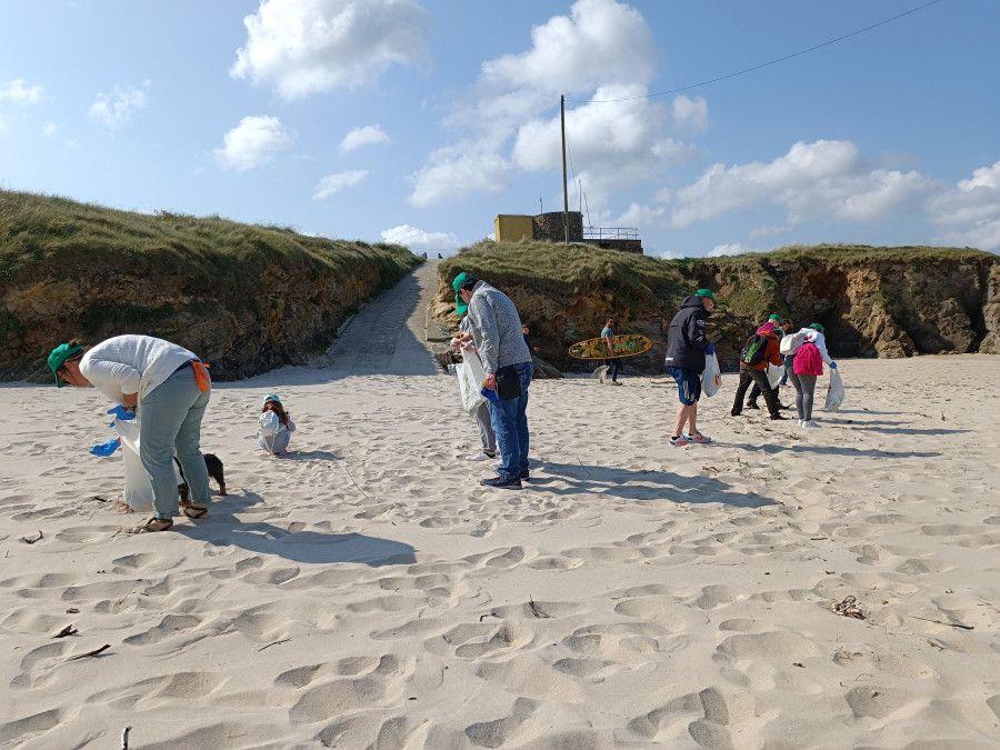 La limpieza simultánea de playas llega a tres arenales de Ferrolterra