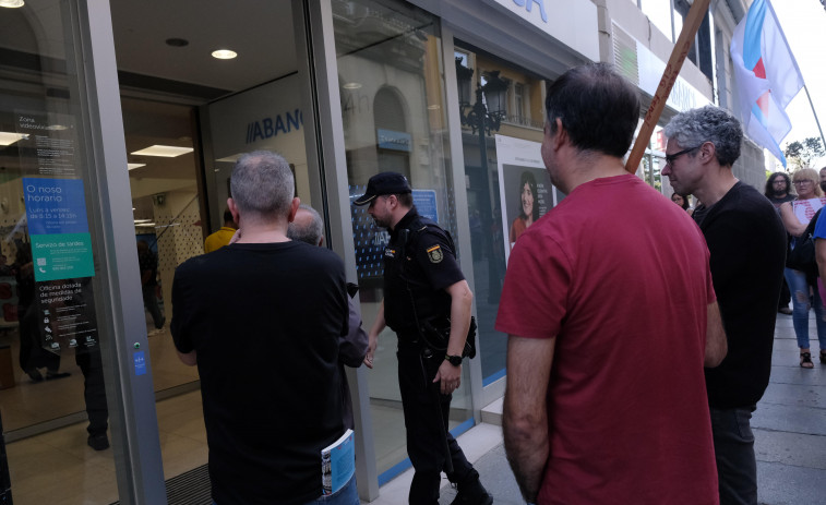 Delegados de la CIG ocupan brevemente la sede central de Abanca en Ferrol