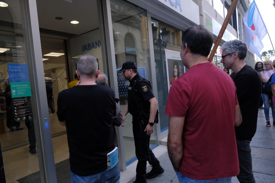 Delegados de la CIG ocupan brevemente la sede central de Abanca en Ferrol