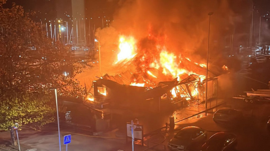 Un incendio calcina por completo el restaurante del Puerto deportivo de Moaña