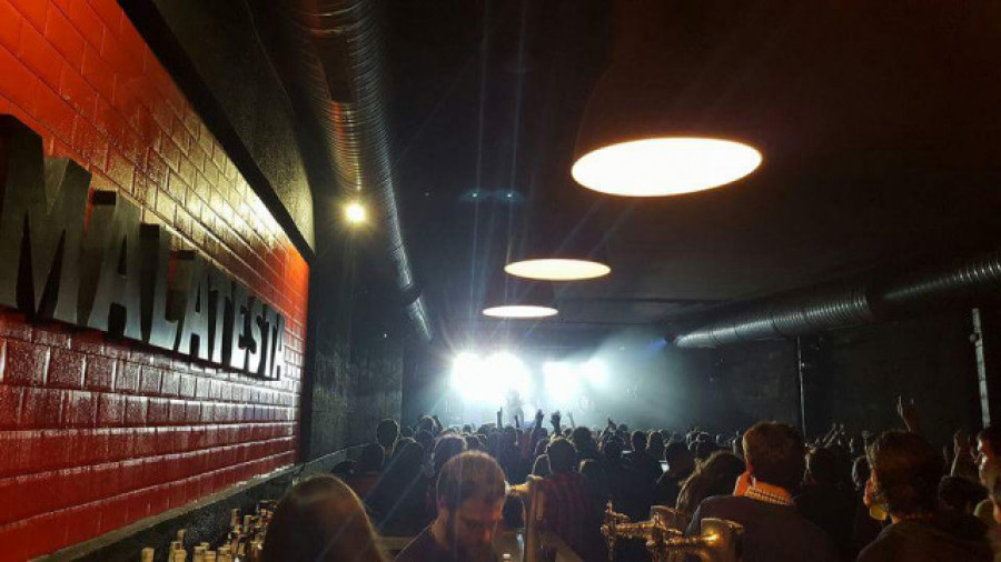Un incendio en una discoteca en Santiago obliga a desalojar a un centenar de personas