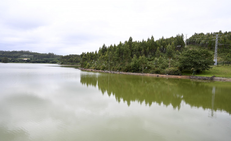 El embalse de abastecimiento de As Forcadas llega al otoño por debajo del 70% de su capacidad