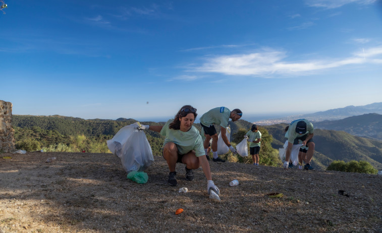 Decathlon organiza un voluntariado para eliminar plantas invasoras en las Fragas do Eume