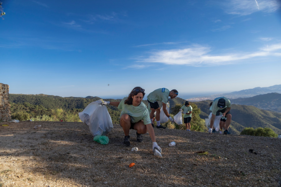 Decathlon organiza un voluntariado para eliminar plantas invasoras en las Fragas do Eume