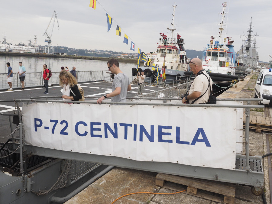 La Armada difunde en Ferrol su labor diaria en la celebración del Día de la Fiesta Nacional