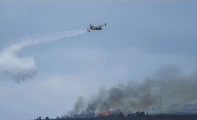 El incendio en Trabada en Lugo  se aproxima a tres núcleos de población