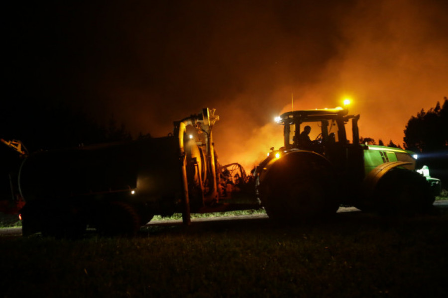 Sigue activo el incendio de Trabada, con situación 2 de alerta y más de 150 hectáreas calcinadas