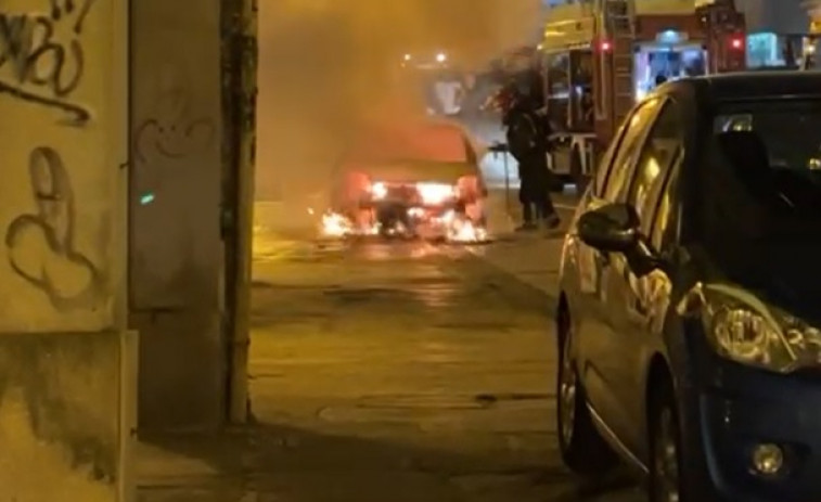 Un vehículo arde por completo de madrugada en Pontedeume