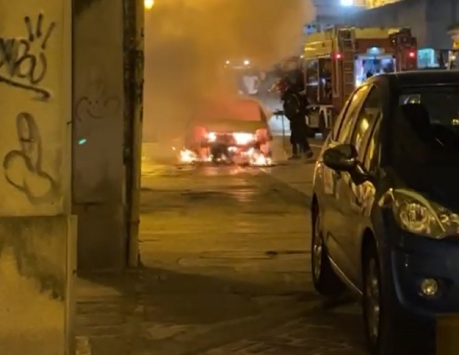 Un vehículo arde por completo de madrugada en Pontedeume