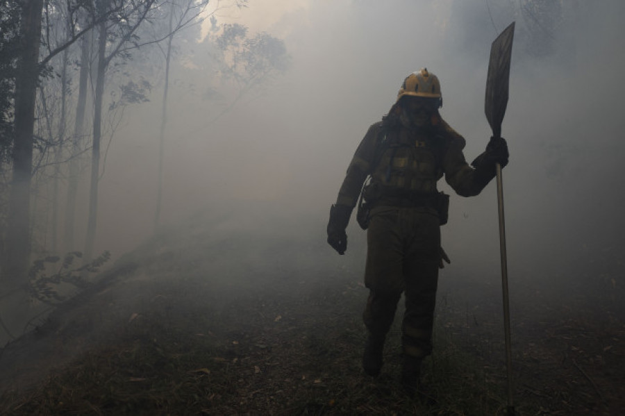 Extinguido el incendio de Trabada tras calcinar más de 2.300 hectáreas