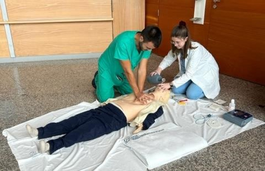 O hospital de Ferrol forma en reanimación e uso de desfibriladores