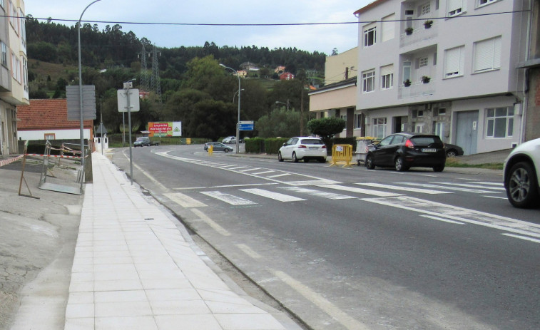 Cambios en el estacionamiento de la avenida Alxeciras, en Neda, por las obras en las aceras