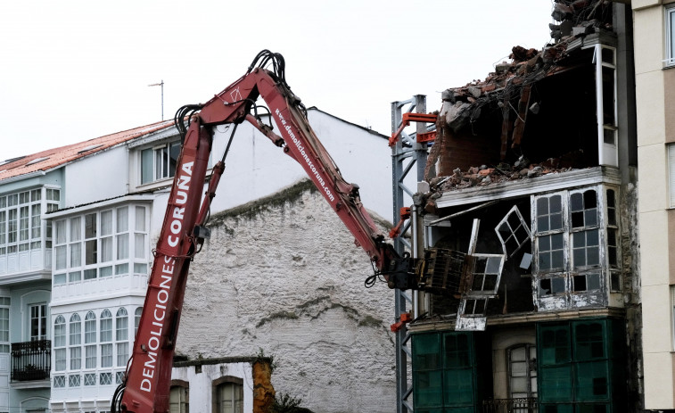 Las máquinas echan abajo los dos pisos del edificio irregular de San Francisco