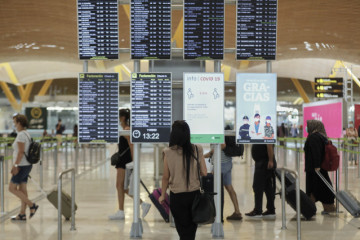 EuropaPress 3310781 pasajeros cerca paneles informativos terminal t4 aeropuerto adolfo suarez 173937