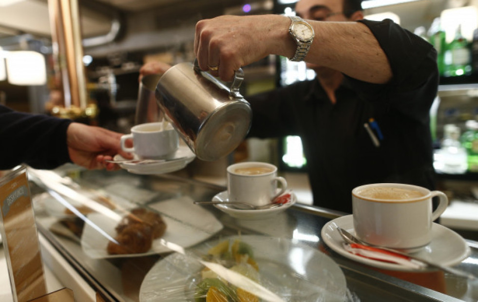 Curso gratuito de servicio de bar y cafetería para desempleados en Cedeira