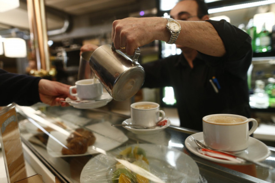 Curso gratuito de servicio de bar y cafetería para desempleados en Cedeira