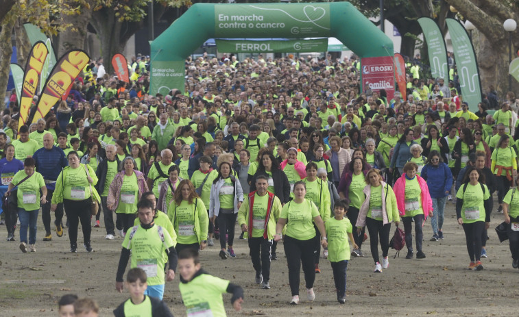 Ferrol desafía el mal tiempo y se vuelca en la carrera contra el cáncer