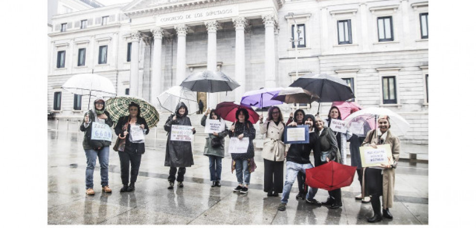 Mujeres pacientes y enfermas de cáncer de mama se concentran frente del Congreso de los Diputados