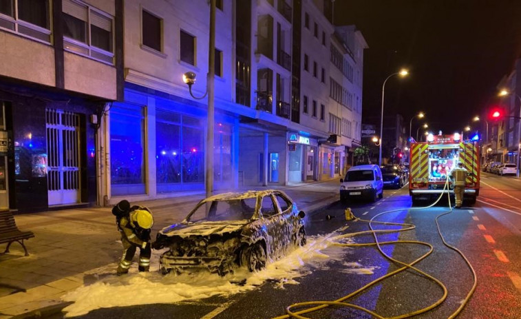 Movilizados los bomberos del Speis por un coche ardiendo en Xuvia, en Narón