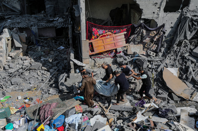 PalestinosrecuperanuncadverentrelosrestosdeunbombardeoenGazaEFE