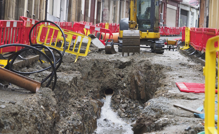 Los establecimientos y viviendas de la calle ferrolana de San Francisco recuperan el servicio de agua