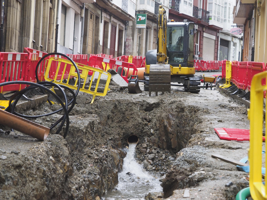 Los establecimientos y viviendas de la calle ferrolana de San Francisco recuperan el servicio de agua