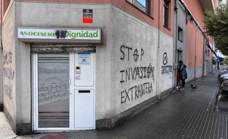 Condena unánime a las pintadas racistas aparecidas en la tienda solidaria de la Asociación Dignidad