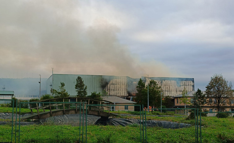 La Xunta activa el Plan Platerga en nivel 1 en el incendio industrial de As Somozas