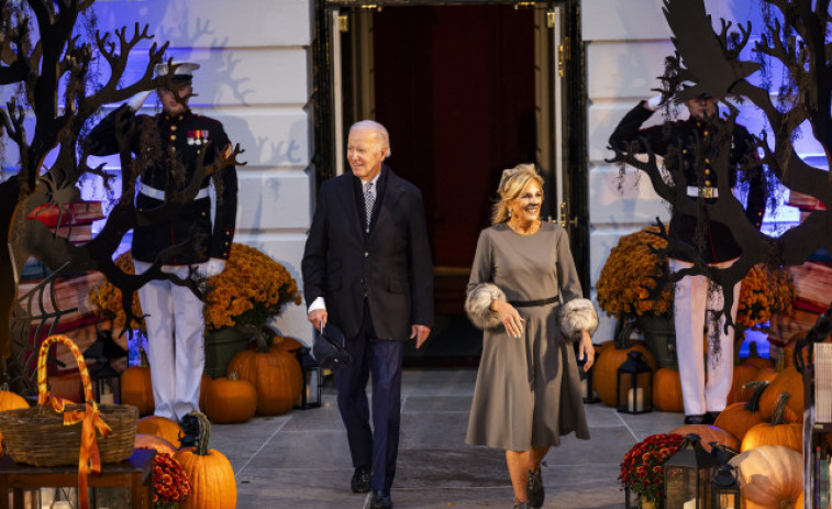 Una Jill Biden disfrazada de gata da libros a los niños por Halloween