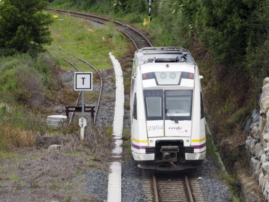 El tren Ferrol-Asturias reanuda su recorrido tras la caída de árboles a las vías el sábado