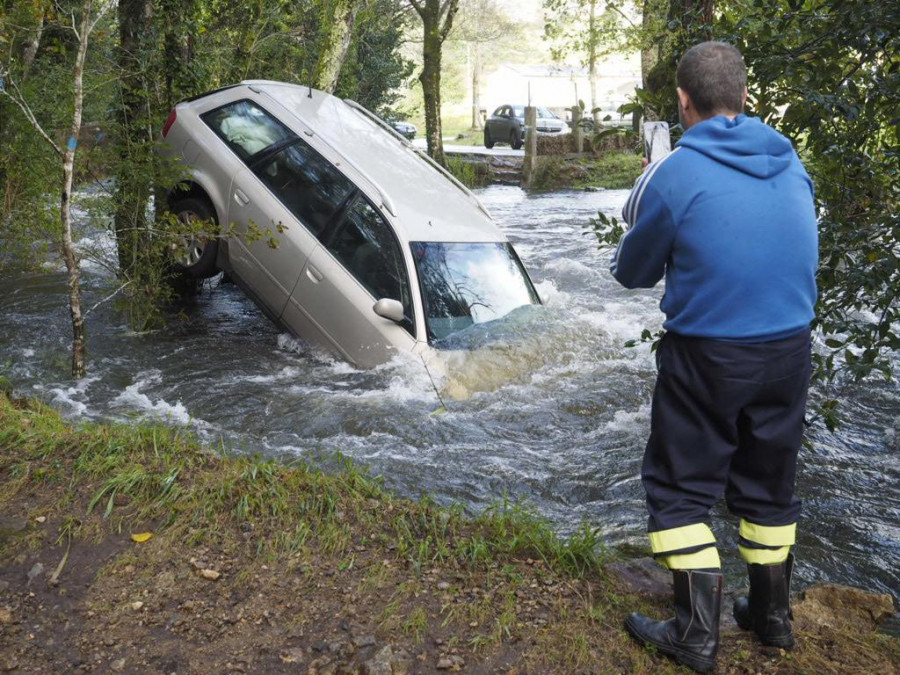 Rescatan a un hombre en Neda tras ser arrastrado su coche por la corriente