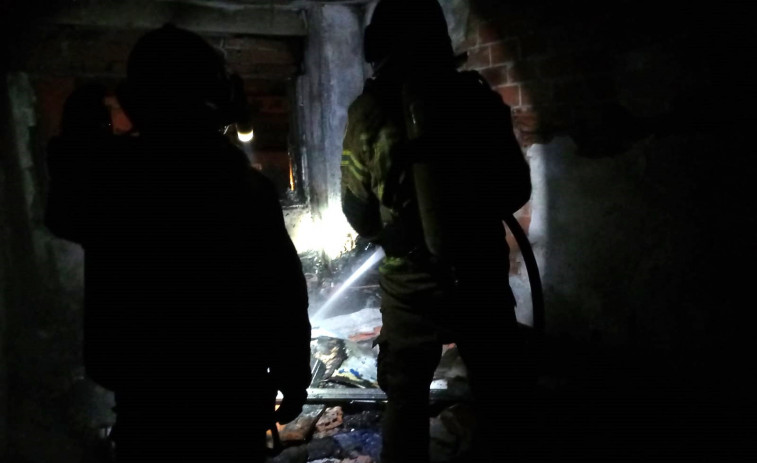 Los bomberos sofocan un incendio que obligó a desalojar una torre de 13 pisos en Caranza