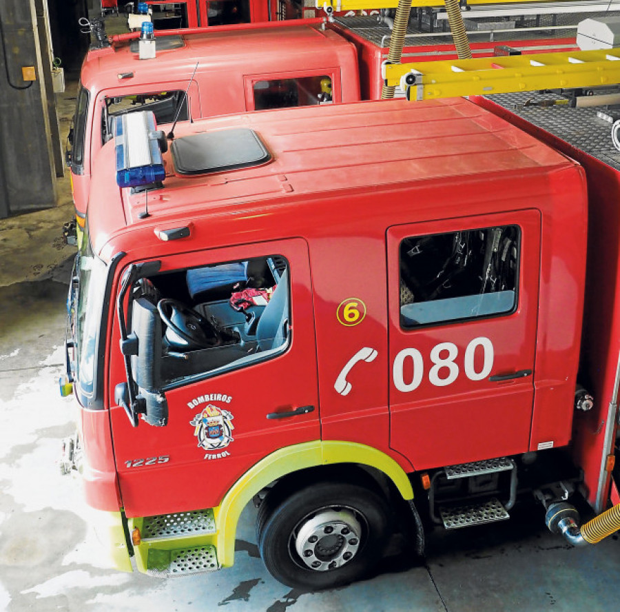 Un vecino de Narón ayuda a evacuar a los ocupantes de una casa durante incendio