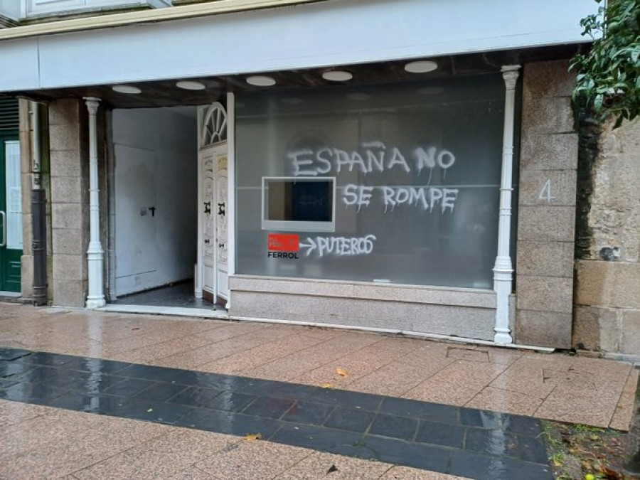 El PSOE ferrolano se despierta con pintadas contra el separatismo en su sede