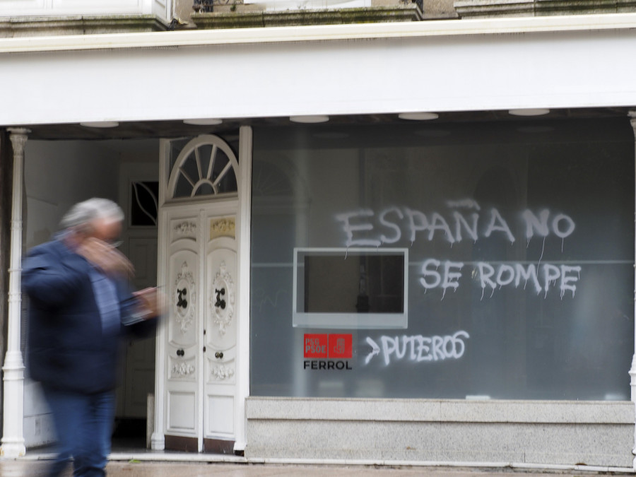 Condena generalizada por los actos vandálicos contra la sede del PSOE del Ferrol