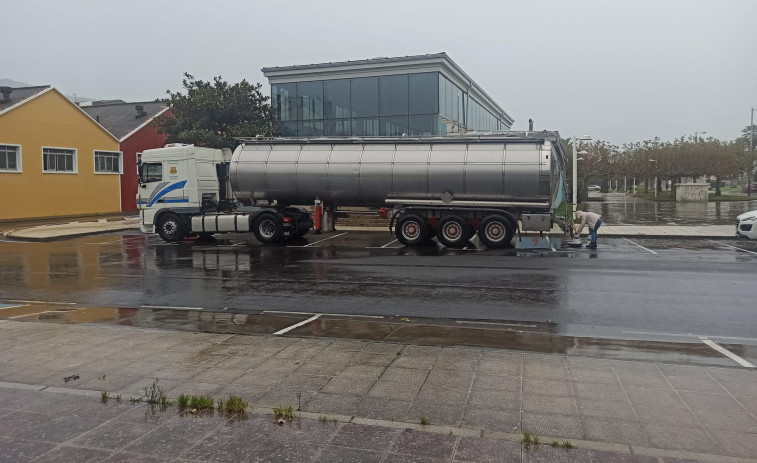 Cariño reparte agua entre sus vecinos tras verse obligado a restringir nuevamente su uso