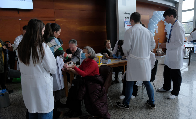 Mañana de divulgación sobre la diabetes con medición de glucosa y de la tensión a pacientes