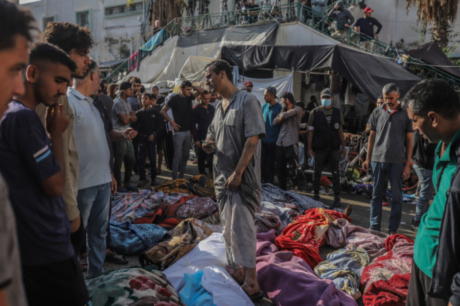 El hospital Al Shifa de Gaza comienza a enterrar cuerpos en una fosa común