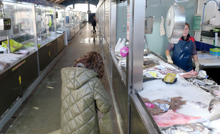 Las pescaderías del mercado de A Magdalena animan en Ferrol al consumo de producto de temporada