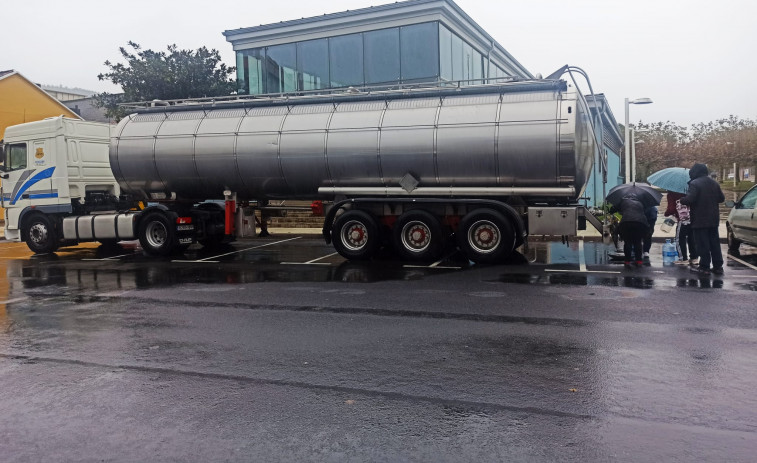El camión cisterna para el reparto de agua regresa hoy a Cariño por las restricciones