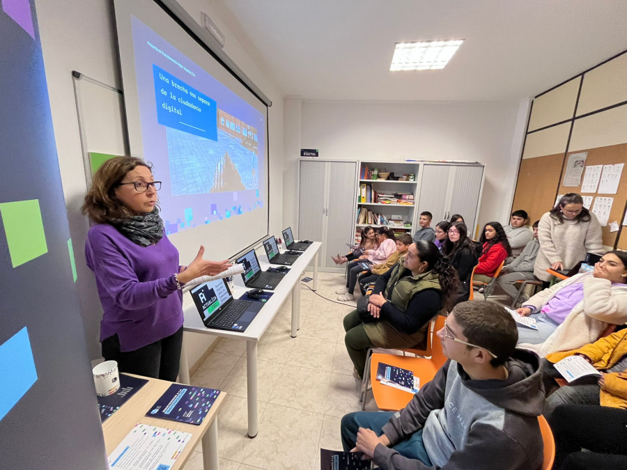 La Fundación Secretariado Gitano de Ferrol abre un aula informática para reducir la brecha digital