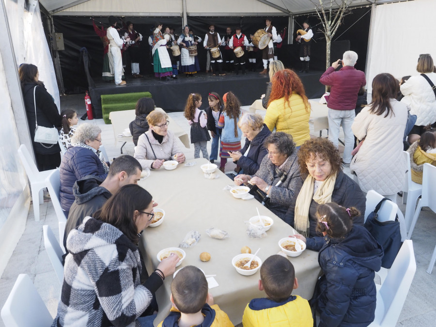Gran ambiente en la plaza 23 de Novembro para celebrar el Día de Narón